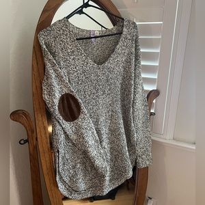 Francesca’s White & Black Sweater - Sz M